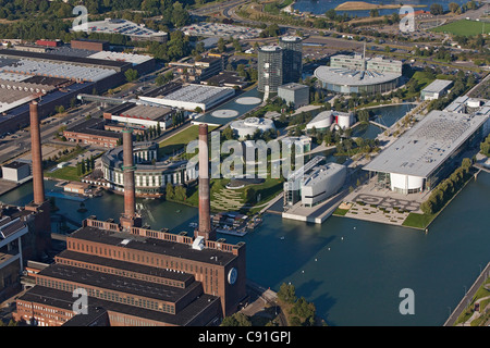 Vue aérienne de l'usine Volkswagen et canal, Wolfsburg Autostadt, Basse-Saxe, Allemagne Banque D'Images