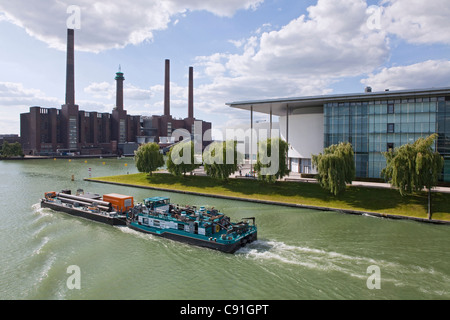 Navire sur Canal Mittelland, VW et l'Autostadt Wolfsburg, l'usine Volkswagen, Basse-Saxe, Allemagne Banque D'Images