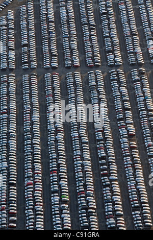 Vue aérienne d'un grand nombre de véhicules stationnés à l'usine d'automobiles Volkswagen de Wolfsburg, Basse-Saxe, Allemagne Banque D'Images