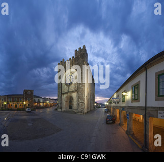 L'église San Juan au main square le soir, province de Lugo, Galice, Espagne du Nord, l'Espagne, Europe Banque D'Images