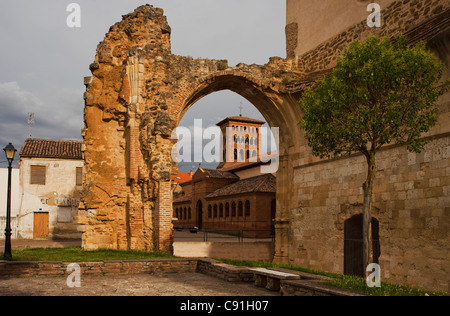 Voir par une porte à l'église Sahagun Province de Leon la Vieille Castille et León Castilla y Leon Espagne Espagne Europe du Nord Banque D'Images