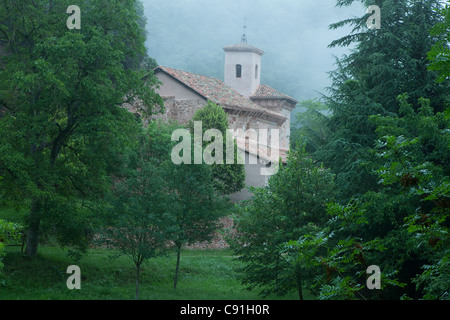 Monasterio de San Millan de Suso monastère au milieu d'arbres verts, La Rioja, dans le Nord de l'Espagne, l'Espagne, Europe Banque D'Images