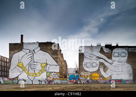 Les peintures murales sur les bâtiments à Cuvry Street, Berlin-Kreuzberg, Berlin, Germany, Europe Banque D'Images