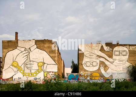 Les peintures murales sur les bâtiments à Cuvry Street, Berlin-Kreuzberg, Berlin, Germany, Europe Banque D'Images