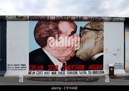 La East Side Gallery le long de la plus longue pièce Muehlenstrasse conservé du mur de Berlin avec 1,3 kilomètres de long le plus long ope Banque D'Images