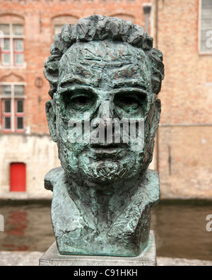 Frank Van Acker a été un parlementaire belge sénateur ministre et maire de Bruges. Cette superbe sculpture par Fernand Banque D'Images