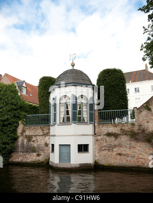 Un grand nombre de maisons de marchands historique de Bruges face à un réseau complexe de canaux qui servaient de routes commerciales dans le passé Banque D'Images