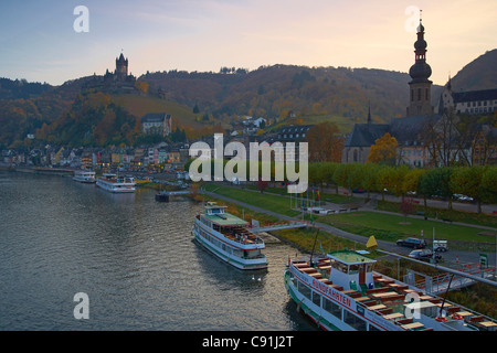 Voir à Cochem et le château Reichsburg (château) (construite vers 1100), en vertu de l'Pfalzgraf Mezzo Mosel, Rhénanie-Palatinat, Allemagne, Europe Banque D'Images