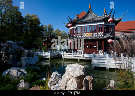 Thé chinois Jardin Yu dans la lumière du soleil, ville hanséatique de Hambourg, Allemagne, Europe Banque D'Images