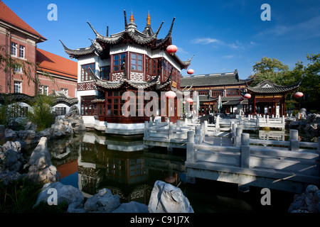 Thé chinois Jardin Yu dans la lumière du soleil, ville hanséatique de Hambourg, Allemagne, Europe Banque D'Images