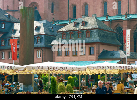 Marché avec St Martin St Stephan und construit des cathédrales Cathédrale 975-1235 Hesse rhénane Mayence Rhénanie-palatinat Allemagne Euro Banque D'Images