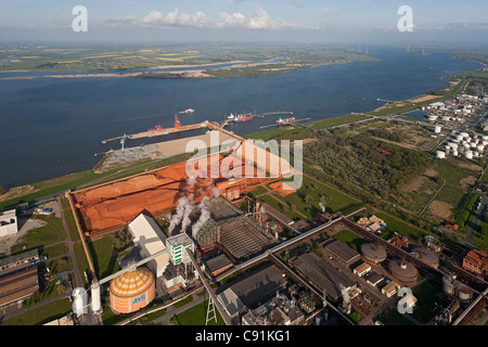 Vue aérienne de l'AM quai de chargement de bauxite pour la production de l'aluminium, du site près du Stade, Basse-Saxe, Allemagne Banque D'Images