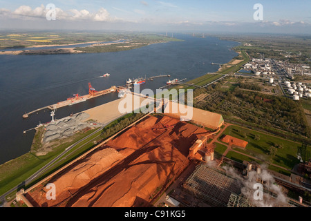 Vue aérienne de l'AM quai de chargement de bauxite pour la production de l'aluminium, du site près du Stade, Basse-Saxe, Allemagne Banque D'Images