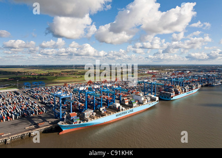 Vue aérienne d'un port de conteneurs avec les grues de chargement, terminal et les navires le long de la jetée, Bremerhaven, Brême, Allemagne Banque D'Images