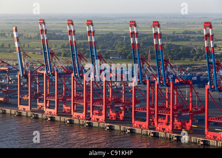 Vue aérienne du port de conteneurs du terminal avec portiques, Bremerhaven, Brême, Allemagne Banque D'Images