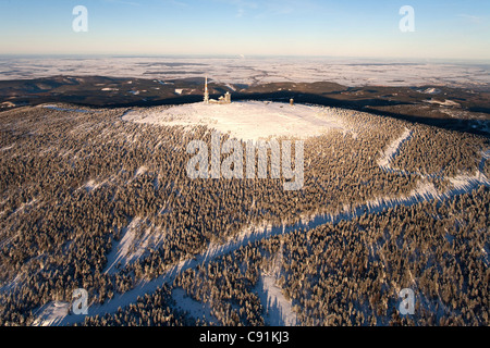 Vue aérienne au-dessus du couvert de neige dans la montagne Brocken Harz National Park avec site émetteur, Saxe-Anhalt, Allemagne Banque D'Images