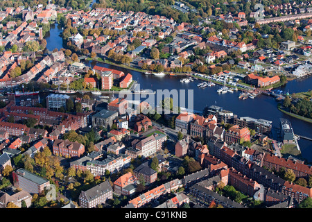 Vue aérienne d'Emden port et de la vieille ville, l'Emden, Basse-Saxe, Allemagne Banque D'Images