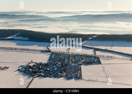 Vue aérienne du paysage couvert de neige, région du Harz, Basse-Saxe, Allemagne Banque D'Images