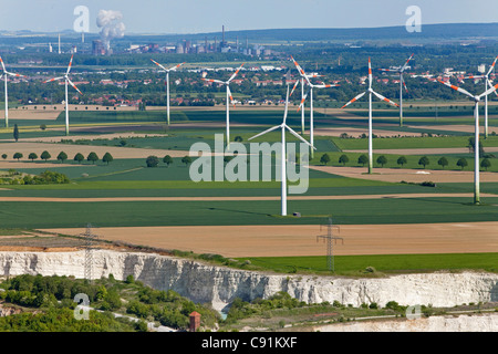 Vue aérienne d'une ferme éolienne éoliennes dans un paysage agricole plain au premier plan dans l'arrière-plan Salzgit Banque D'Images