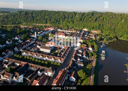 Vue aérienne de Bad Karlshafen, station thermale historique ville sur la rivière Weser, Bad Karlshafen, Hessen, Allemagne Banque D'Images