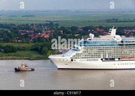 Remorqueur bateau naviguant sur le Celebrity Equinox nouvellement lancé à partir de la Meyer Werft le long de la rivière Ems, Basse-Saxe, Allemagne Banque D'Images