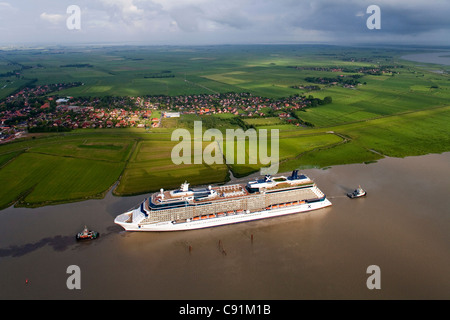 Remorqueur bateau naviguant sur le Celebrity Equinox nouvellement lancé à partir de la Meyer Werft le long de la rivière Ems, Basse-Saxe, Allemagne Banque D'Images