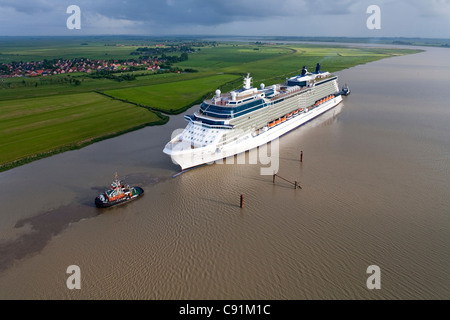 Remorqueur bateau naviguant sur le Celebrity Equinox nouvellement lancé à partir de la Meyer Werft le long de la rivière Ems, Basse-Saxe, Allemagne Banque D'Images