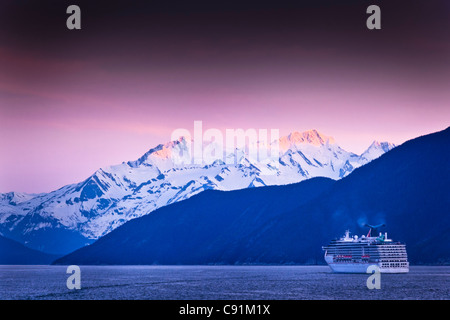 Des croisières Carnival Spirit navigation à travers le canal Lynn au coucher du soleil, près de Haines, le passage de l'intérieur, le sud-est de l'Alaska, l'été Banque D'Images