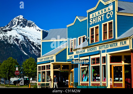 Les touristes à pied par une boutique près de port de croisière, Skagway, Alaska du Sud-Est, l'été Banque D'Images