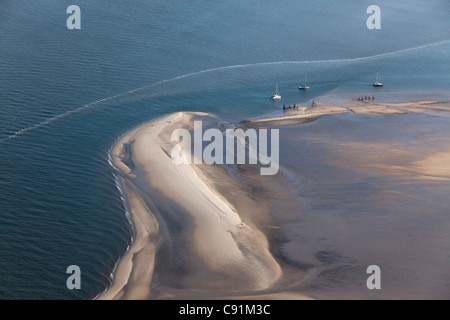 Vue aérienne de yachts ancrés sur un banc de sable, mer des Wadden, Basse-Saxe, Allemagne Banque D'Images