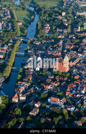 Vue aérienne de la ville de Rheine sur la rivière Ems, ponts, St Dionysius church, Rhénanie du Nord-Westphalie Allemagne Banque D'Images