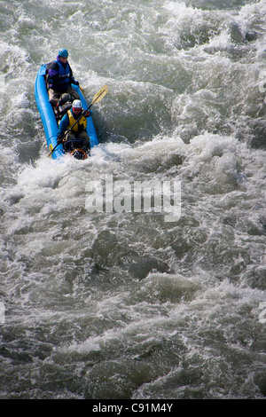 Pagayez à travers des chevrons sur le Hulahula whitewater River rapids dans un Soar, RFNA, Brooks Range dans l'Alaska arctique Banque D'Images