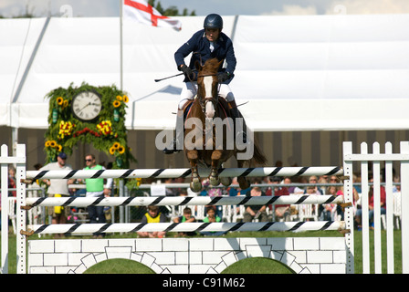 Un concurrent sautant une clôture dans le concours de saut à l'Edenbridge et salon de l'agriculture Oxted Banque D'Images