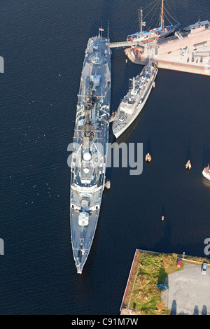 High angle, vue aérienne d'un cuirassé dans la base navale, port de Wilhelmshaven, Basse-Saxe, Allemagne Banque D'Images