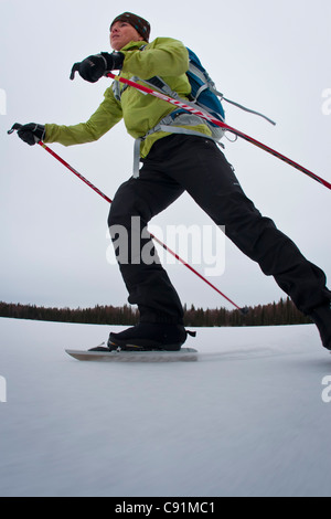 Nordic femme patin à glace à Nancy Lake, l'hiver dans le sud de l'Alaska Banque D'Images