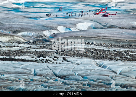 Les passagers en hélicoptère sur le glacier de Mendenhall, Juneau, Alaska du Sud-Est, l'été Banque D'Images