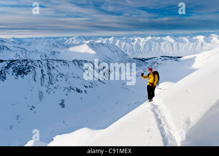 Haut de ski skieur monte à la face sud-ouest raide de Kickstep, montagne, montagnes Kenai Turnagain Pass dans le sud de l'Alaska Banque D'Images