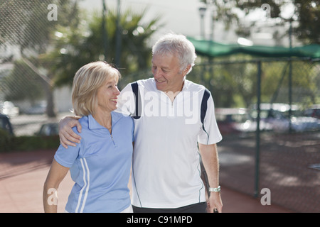 Vieux couple walking together Banque D'Images