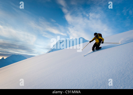 Ski Ski poudreuse au-dessus de Thompson Pass sur les filles montagne près de Valdez, Chugach montagnes, l'hiver dans le sud de l'Alaska Banque D'Images