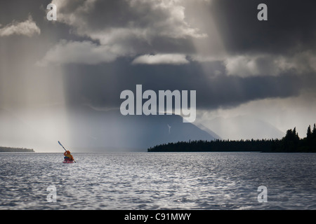 Femme kayak de mer au cours de tempête sur le lac nerka, Bois Tikchik State Park, près de Bristol, au sud-ouest de l'Alaska l'été Banque D'Images