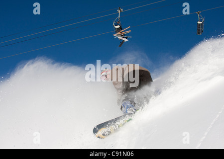 Snowboarder dans l'Alyeska Resort de poudreuse dans les frais généraux avec téléskis, Girdwood, Southcentral Alaska, Winter Banque D'Images