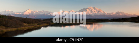 Vue du coucher de Mt. McKinley et Mt. Brooks se reflétant dans un étang le long de la route du parc dans le Parc National Denali et préserver, de l'Alaska Banque D'Images