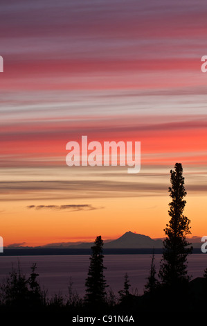 Vue du coucher de Mt. Comme on le voit à travers la redoute Cook Inlet, près d'Anchorage, Southcentral Alaska, automne Banque D'Images