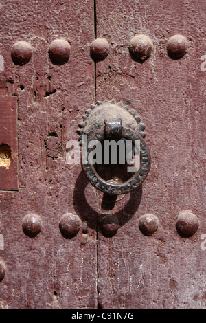 Heurtoir ancien à la maison porte dans le quartier juif Mellah de Marrakech, Maroc. Banque D'Images