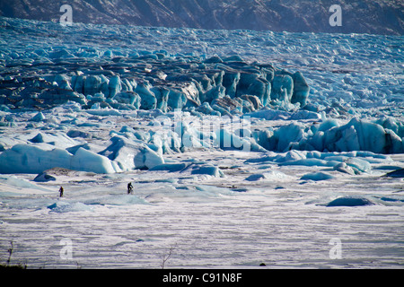 Deux Pneus gras vélo de montagne sur le Glacier Knik, montagnes Chugach, Southcentral Alaska, Winter Banque D'Images