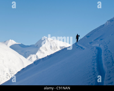 Ski nordique femme sur Ragged haut au-dessus de Crow Creek Road, Big Sur, montagnes Chugach, Southcentral Alaska, Winter Banque D'Images