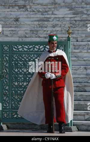 Garde royale à l'entrée du mausolée du roi Mohammed V à Rabat, Maroc. Banque D'Images