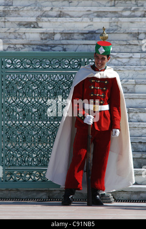 Garde royale à l'entrée du mausolée du roi Mohammed V à Rabat, Maroc. Banque D'Images