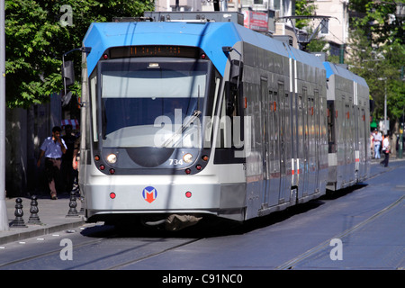 Tramway BOMBARDIER FLEXITY Swift bleu dans la partie européenne d'Istanbul, Turquie Banque D'Images