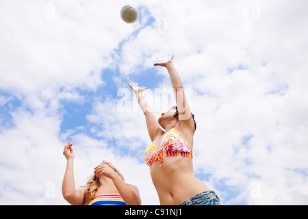 Des femmes jouant avec balle en plein air Banque D'Images